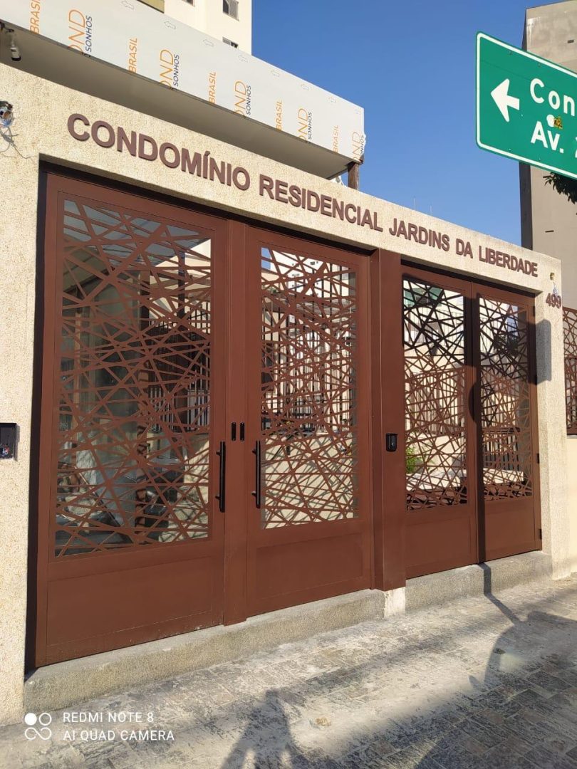 Painel de alumínio aplicado na fachada – Design Personalizado, cor marrom mesclado
