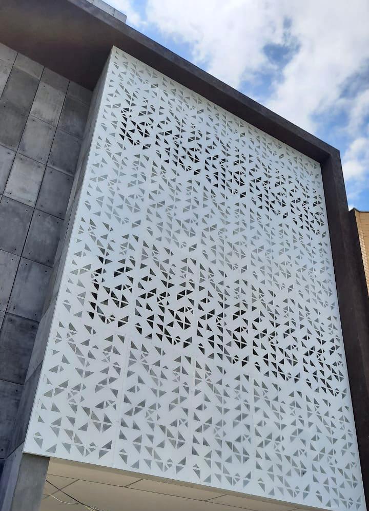 Minimalismo e identidade visual: o papel do painel como elemento gráfico da fachada