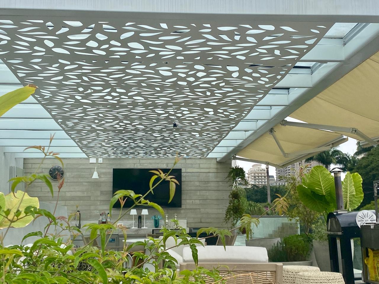 Cobertura com painéis perfurados em alumínio – Desing Mali