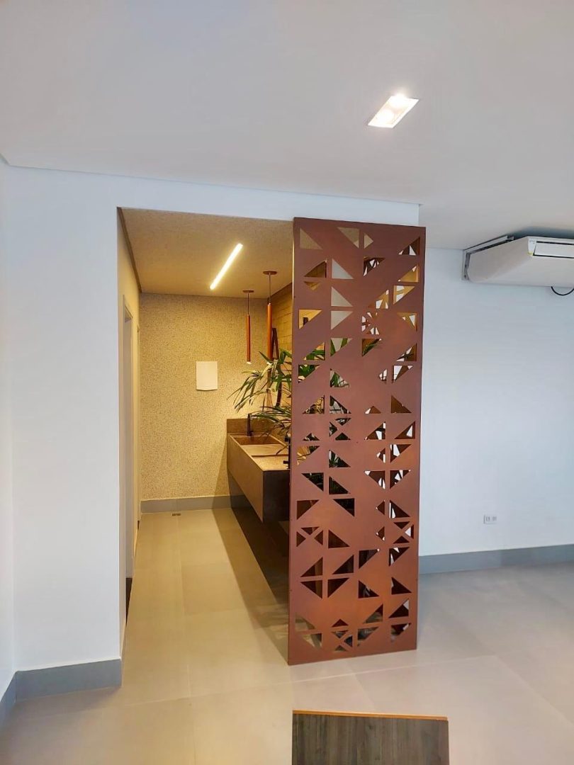Divisória em alumínio perfurado – Design Triângulo
