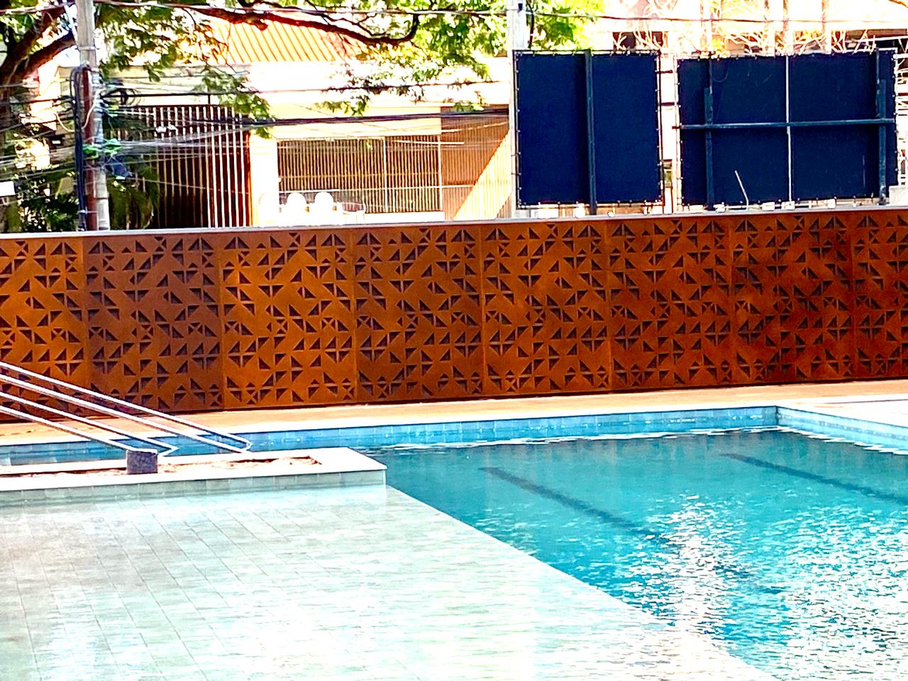 Painel Decorativo em Alumínio – Design Triângulo na Área da Piscina