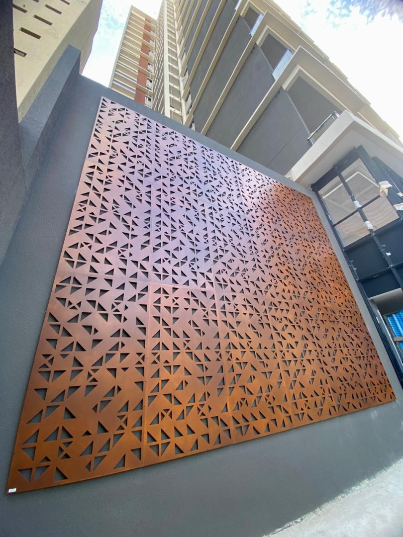 Brise Decorativo em Alumínio – Design Triângulo Corten Patinado