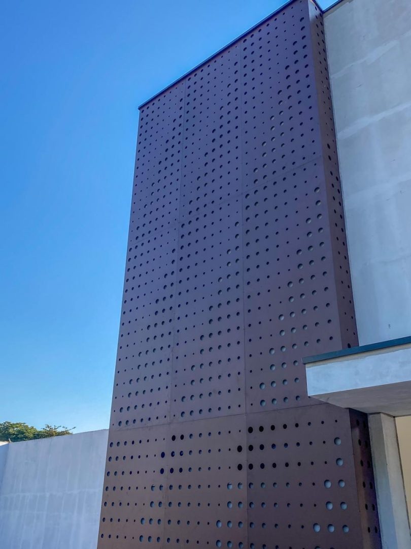 Controle solar e térmico: o papel dos painéis perfurados na eficiência energética