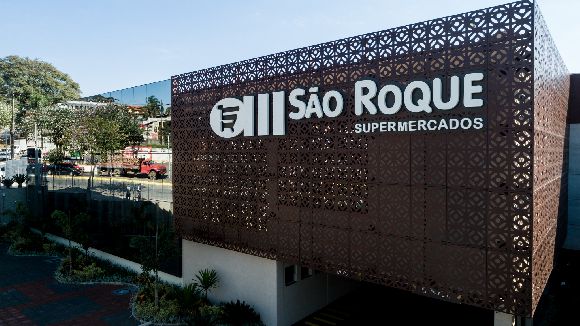 Arquitetura leve e sustentável com painéis perfurados