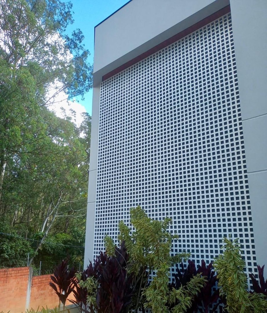 Tendência na arquitetura: por que os painéis perfurados ganham espaço nas fachadas