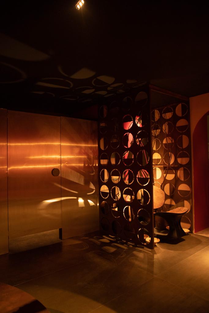 Efeitos cênicos dos painéis perfurados que transformam espaços