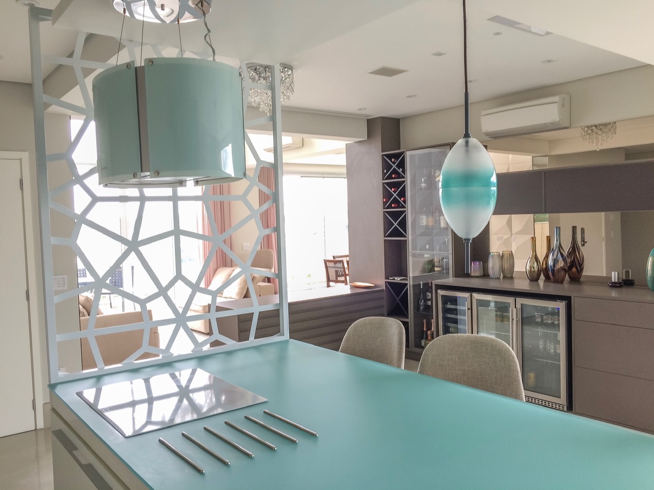 Painel perfurado em área de lazer: funcionalidade e design para projetos contemporâneos