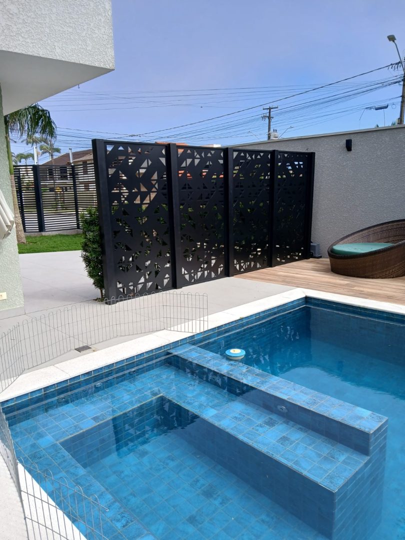 Divisória para Área Externa, Design Triângulo na Cor Preta