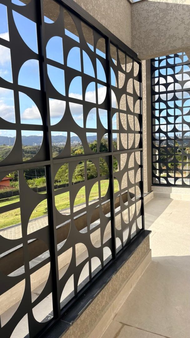 Divisória para Área Externa, Design Wave na Cor Preta Microtexturizado