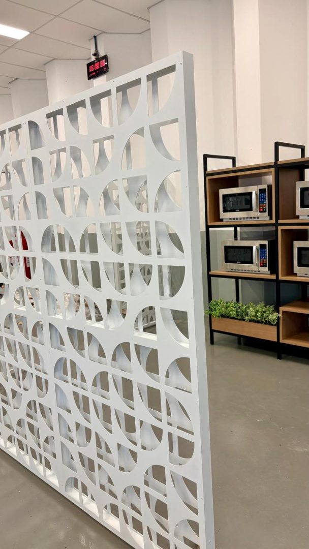 Divisória com Design Wave na Cor Branco Microtexturizado